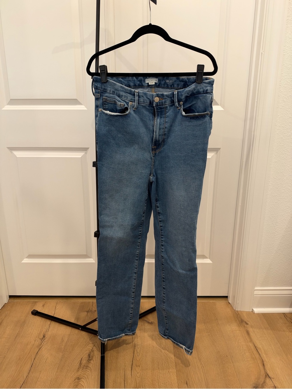 Good American Straight Leg Jeans in Faded Blue